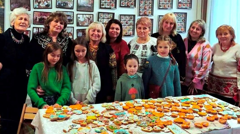 Членкині товариства «Прозерок» імені Юлії Бурко вчилися оздоблювати медове печиво