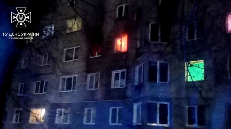 Вночі загорілася квартира на вулиці Бандери. Вогнеборці врятували 9 людей, в тому числі 2 дітей
