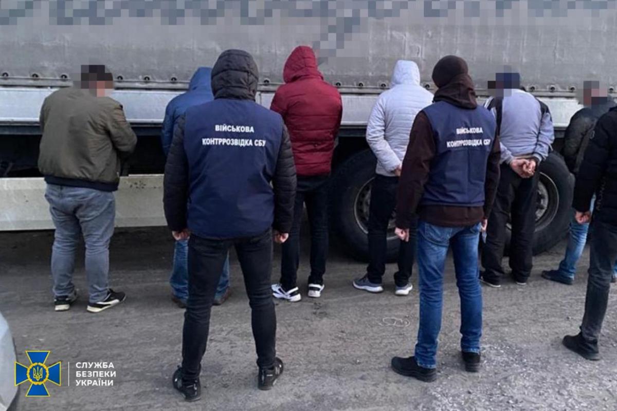 Втеча ухилянтів за кордон: СБУ ліквідувала ще три схеми ухилення від мобілізації / фото СБУ