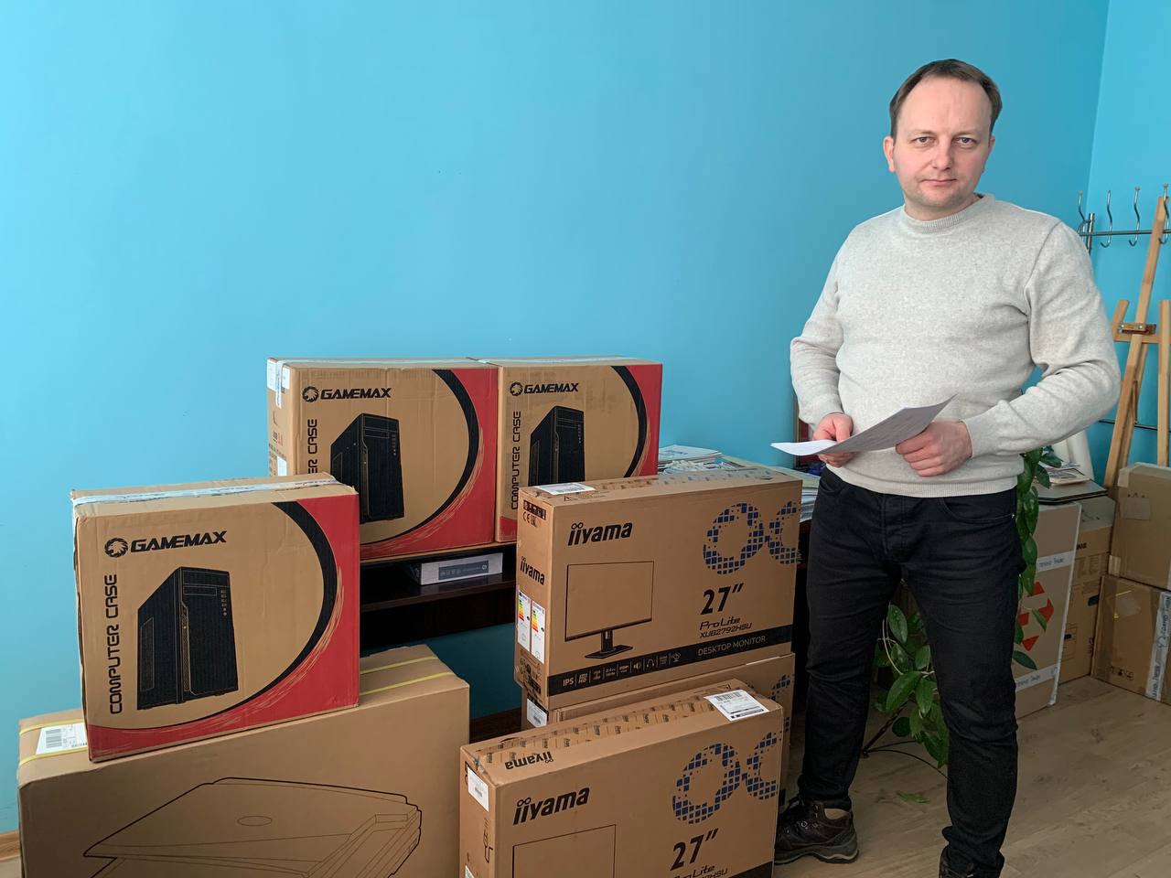 Червоноградська міська рада отримала сервери, комп’ютери та інше обладнання для електронної приймальні.