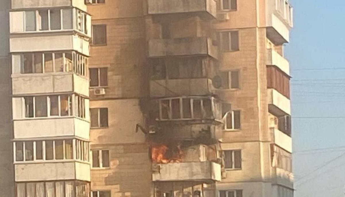 В Оболонському районі Києва уламки ракети впали на житловий будинок / фото КМВА