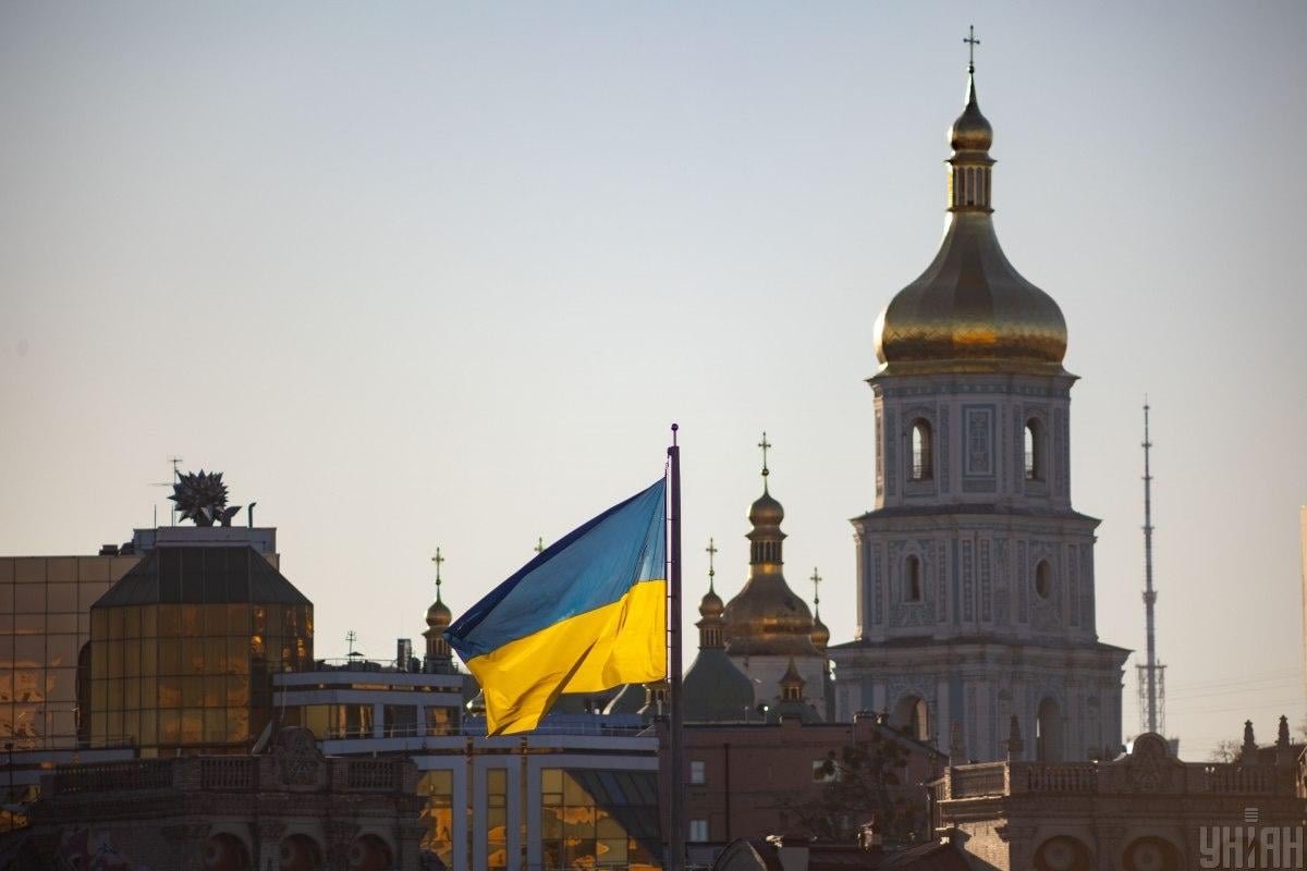 Під час сутички нападники намагалися забрати прапор в хлопця / ілюстративне фото УНІАН