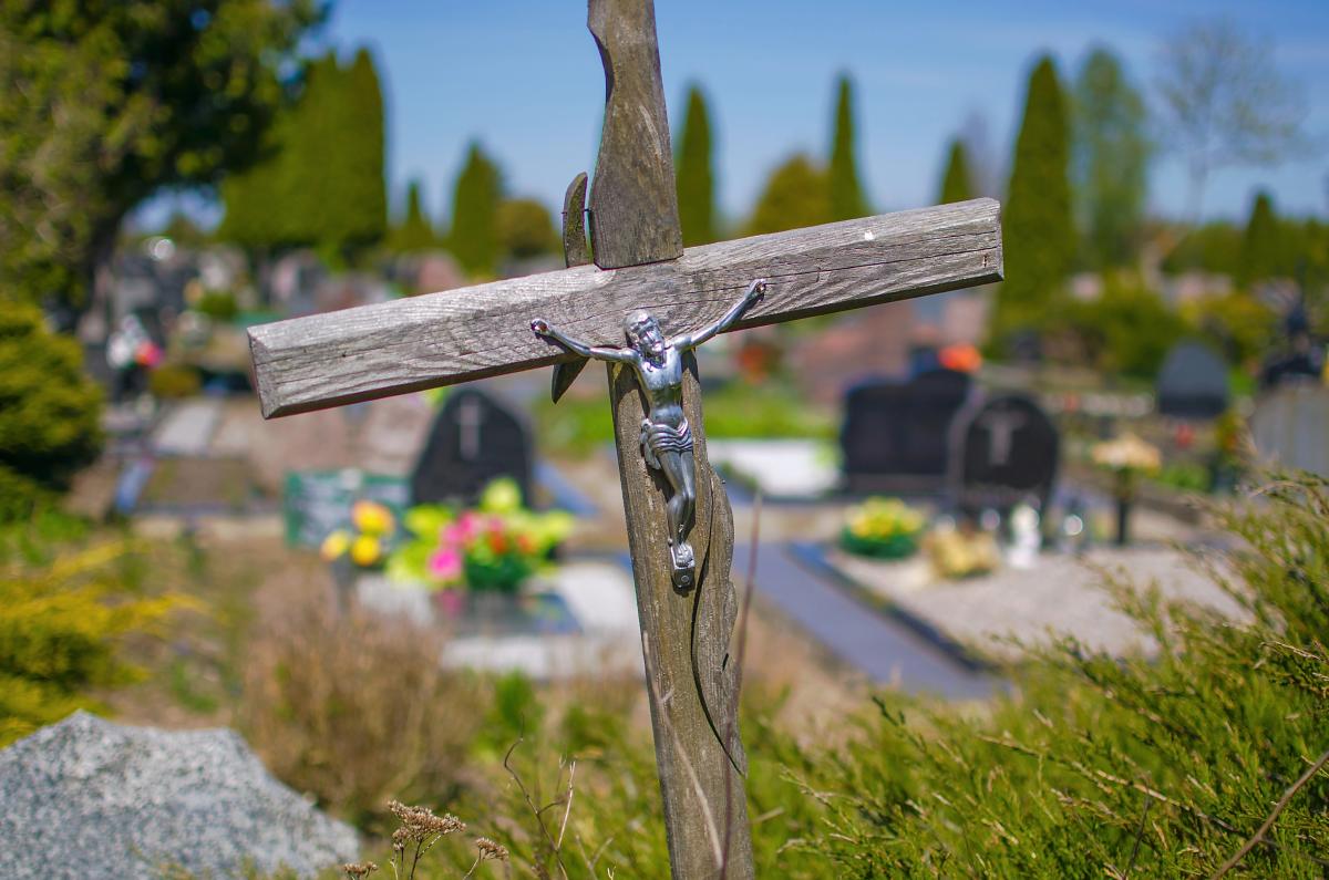 Що робити, якщо хрест на могилі згнив або впав