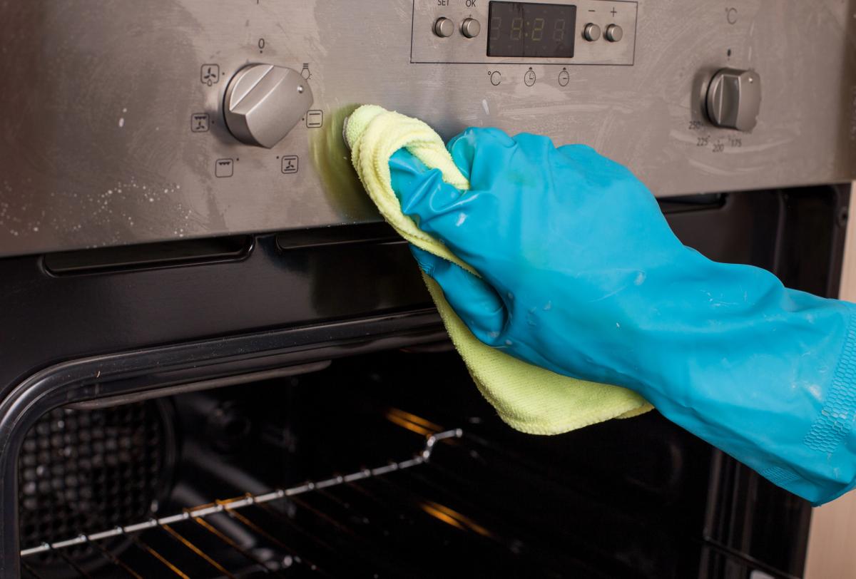 Як відмити духовку без зусиль: експерти радять один простий засіб