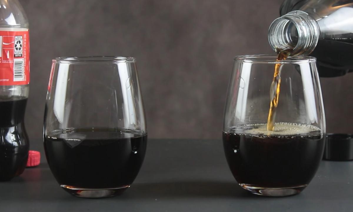 У кока-колу додають комах? Блогер відтворив напій у лабораторії та дізнався правду