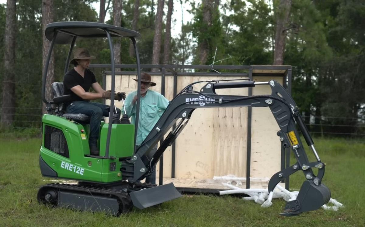 Американець купив дешевий китайський екскаватор і дуже здивувався тому, що отримав (відео)
