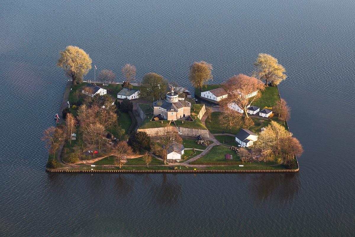 Фортеця посеред озера: як з'явився найменший населений острів Німеччини