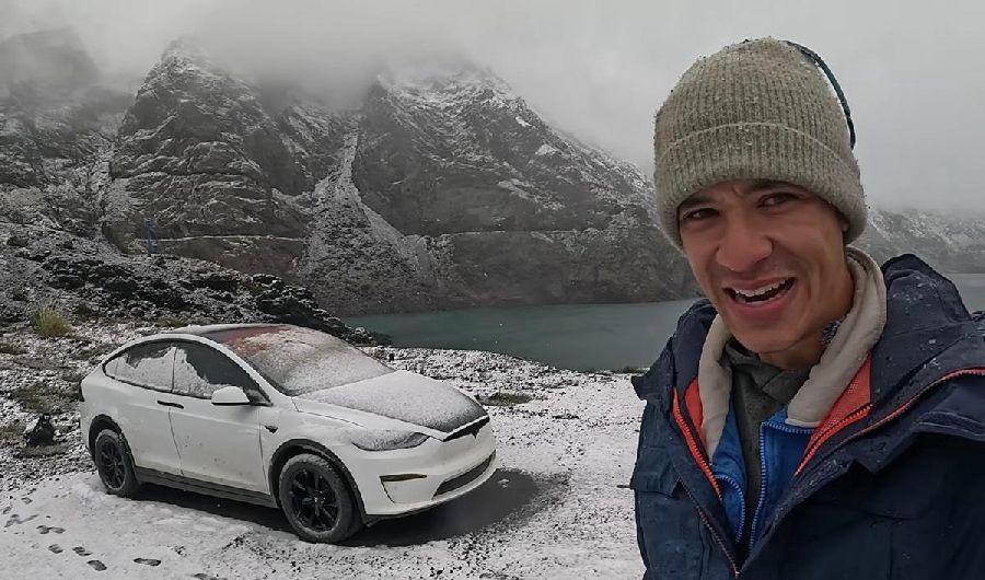 Чоловік зіткнувся з несподіваною проблемою під час подорожі на Tesla Південною Америкою