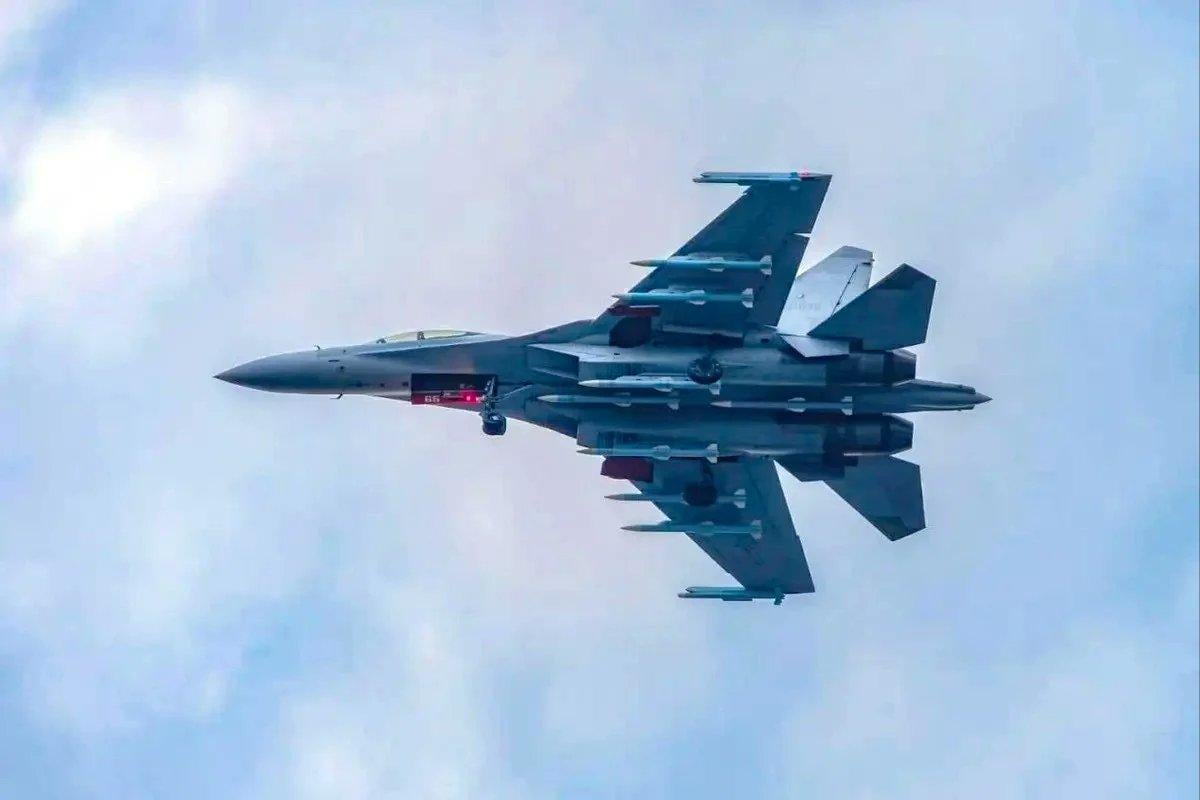 Китайський винищувач J-16 показали у 'режимі звіра': що означає незвичне озброєння