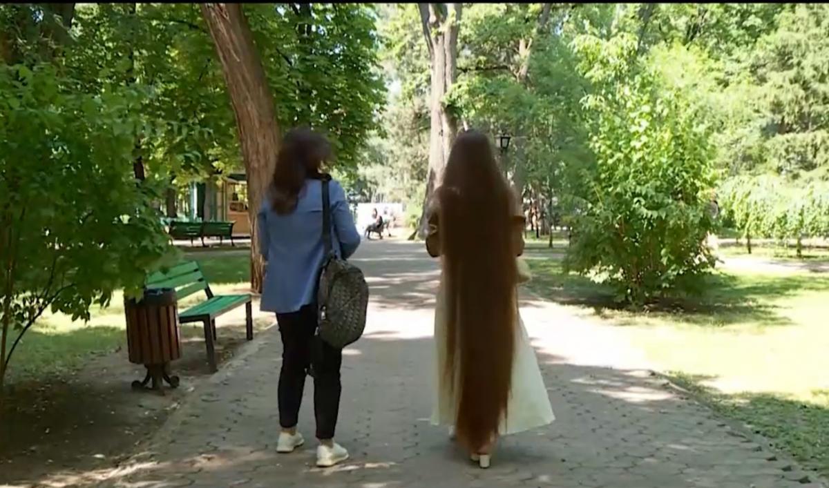 Українська лікарка відростила волосся до землі: у чому її секрет (фото)