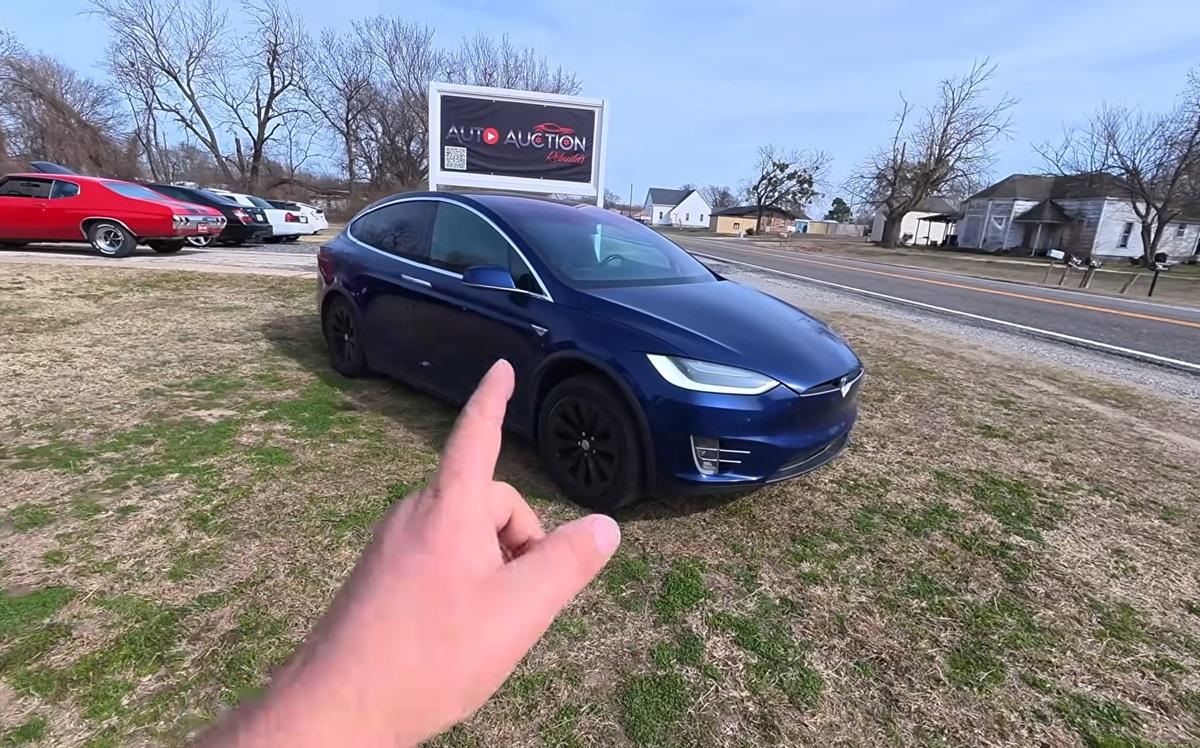 Американець купив електрокар Tesla 'наосліп' за 9500 доларів: на нього чекав великий сюрприз